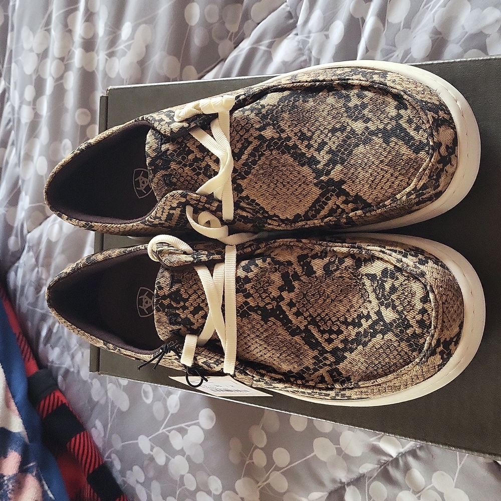 NWT Ariat Hilo size 8.5